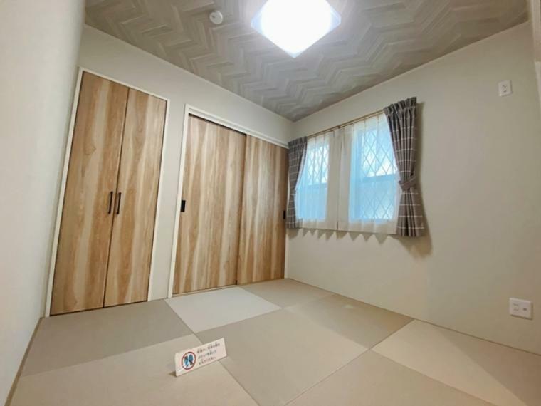 和室 デザイン性のある縁無畳を使った和室は、収納場所を設けており一つのお部屋としてもご利用可能です