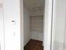 収納 上尾市富士見1丁目E号棟　納戸 可動棚ですので高さ調節が可能です。防災グッズや季節用品の収納に。