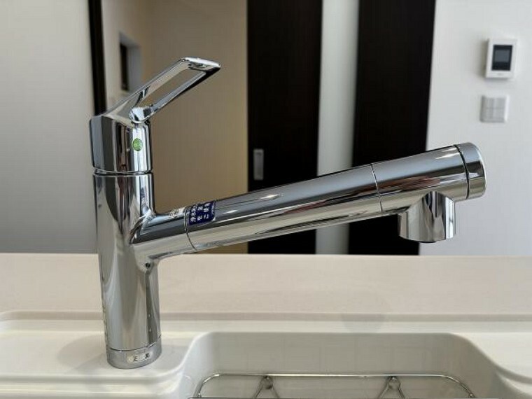 ダイニングキッチン システムキッチンには浄水器一体型の水栓が付いています。