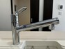 ダイニングキッチン システムキッチンには浄水器一体型の水栓が付いています。