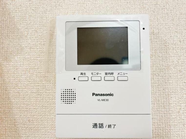 防犯設備 【リフォーム済】Panasonic製モニター付きドアホンです。留守中の来客も記録できるので防犯面でも安心です。しつこいセールスも顔を合わせずに対応できます。