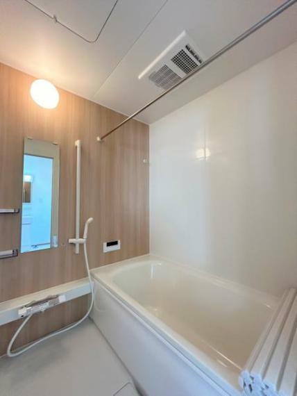 浴室 【リフォーム済】浴室です。浴室はハウステック製のユニットバスに新品交換しました。1坪の広々した浴槽で、足を伸ばしてゆったり半身浴が楽しめます。毎日のお風呂が楽しみになりますね。