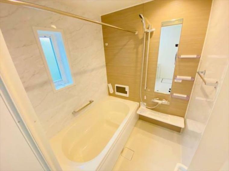 浴室 浴槽は跨ぎやすいよう配慮されており、シャワーヘッドの位置も変えられる、使い勝手の良い浴室です。（2024.4.4撮影）