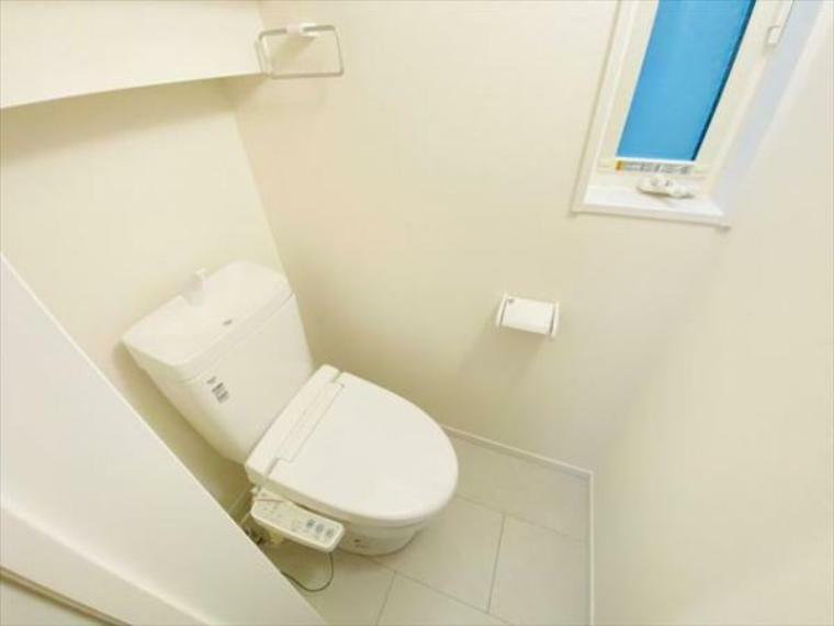 トイレ 毎日使う場所だからこそ、使い勝手を考慮しました。白を基調に、飽きのこない空間は質感豊かな仕上がりとなっております。（2024.4.4撮影）