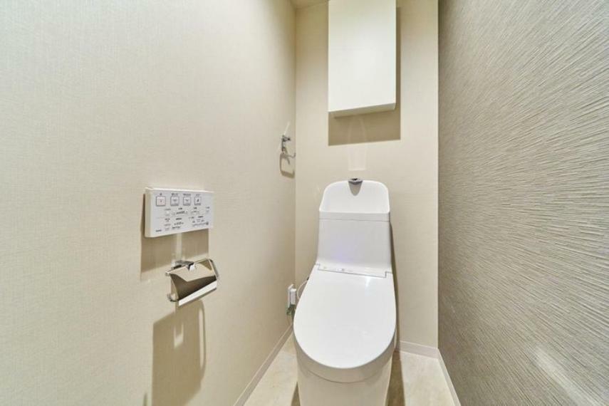 トイレ 便利な吊戸棚を設置（温水洗浄機能付）