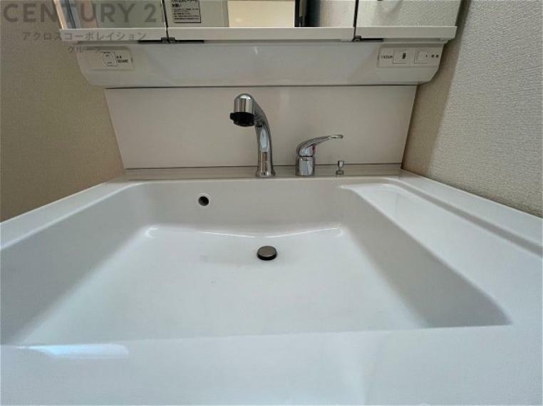 身の清潔を保つための専用スペースで、手洗いや歯磨きが便利に行えます。収納スペースがあり、洗剤やタオルを整理もできます。鏡や照明が備わり、身だしなみの確認がしやすく、忙しい朝でも効率的に準備ができます。