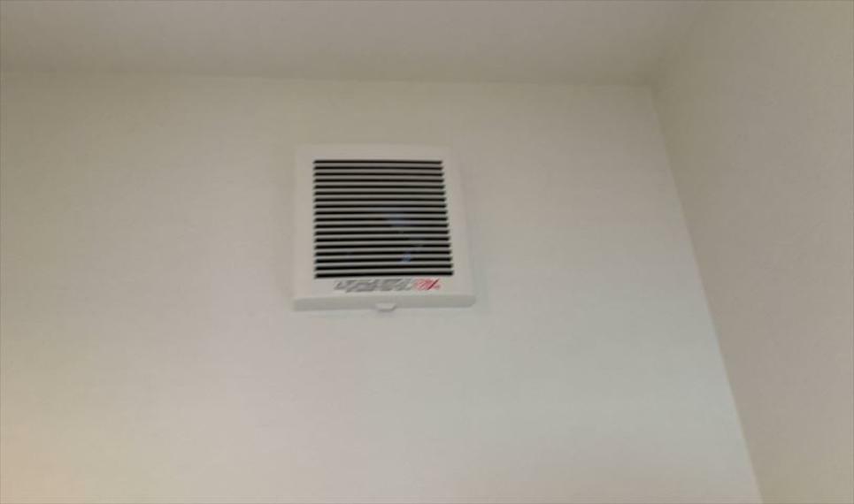 冷暖房・空調設備 1日中建物内の換気が行われるように設計された仕組みです。気密性の高い住宅は、家に籠った空気でシックハウス症候群になる可能性がありますが、24時間換気システムであれば計画的な換気で対策が可能です。