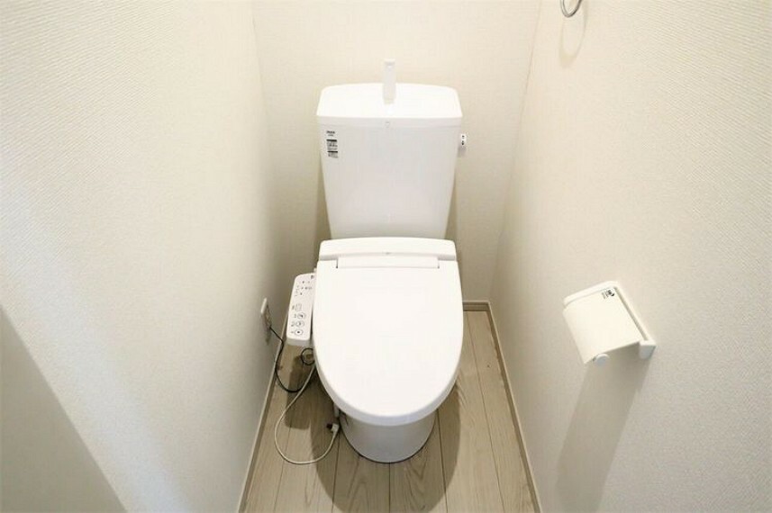 トイレ 1階2階とも温水洗浄便座 便座が暖かく、冬でも快適です