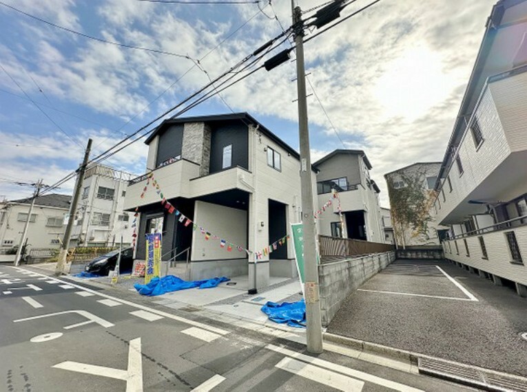 現況外観写真 大空を感じる清風が渡る開放感に浸る【kawaguchi の街並み】全3邸のデザイン邸様々なプランをご用意しています。全棟床暖房設置！