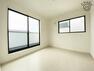 洋室 5.2帖洋室　バルコニーへ出られる大きな窓からは陽射しが注ぎ込み快適な空間を実現。