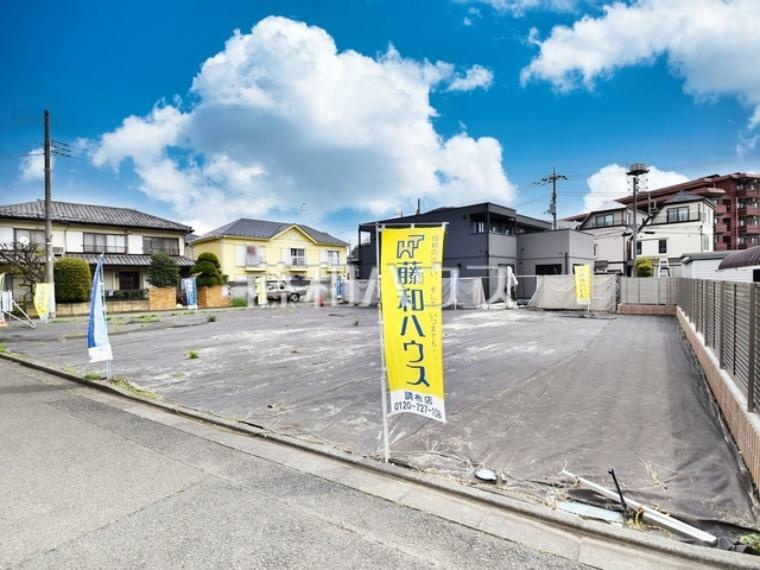 現況写真 接道状況および現場風景　【調布市菊野台2丁目】建築条件はございませんので、ライフスタイルに合わせた自由なマイホームづくりが可能です。