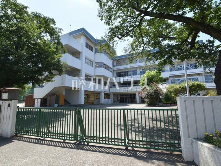 中学校 調布市立第六中学校 調布市立第六中学校までは徒歩約830mです。この適度な距離が、思春期を迎えるお子様には友達と会話の出来る大切な時間となります。お子様には嬉しい時間です。　