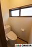 トイレ 2階トイレです。自然換気ができる小窓から自然な光が射し込みます。（2023年7月撮影）