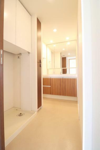 洗面室は廊下側とキッチン側から出入りできる2WAYタイプの動線を確保 リネン庫がございます。