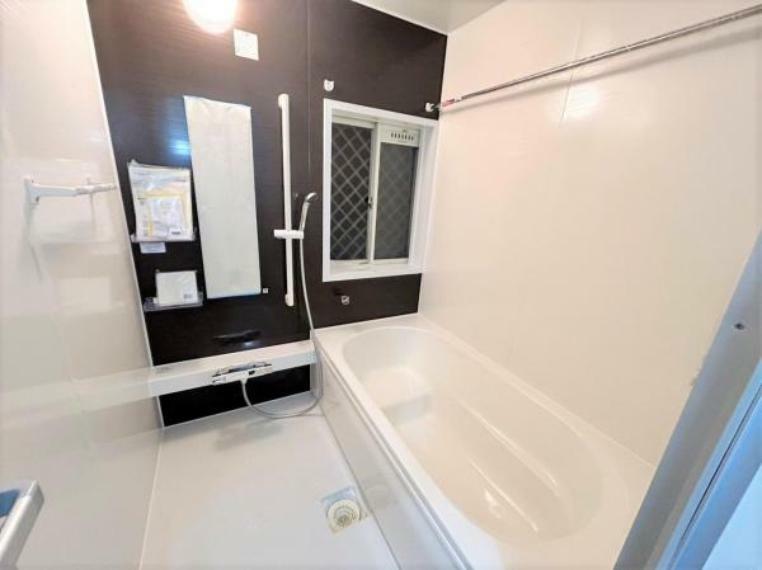 浴室 【内外装フルリフォーム済】浴室はハウステック製の新品のユニットバスに交換いたしました。足を伸ばせる1坪サイズの広々とした浴槽で、1日の疲れをゆっくり癒すことができますよ。