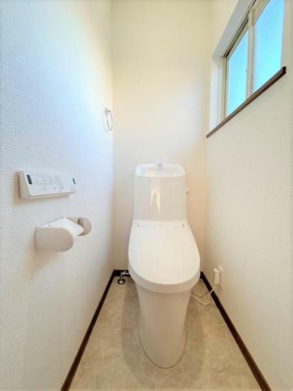 トイレ 【内外装フルリフォーム済】2階トイレ写真です。2階にもトイレがあるとご家族皆様お使いいただけて便利ですね。リクシル製の新品に交換済みです。