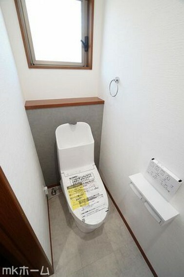 トイレ 温水洗浄便座付きのトイレです！もちろん窓もあり換気もしっかり出来ます！