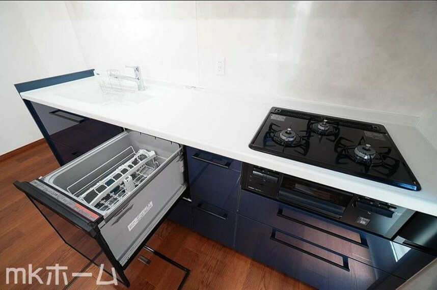 ダイニングキッチン 食洗機付きのシステムキッチンは収納も豊富！散らかりがちなキッチンも大容量の収納でスッキリ片付きます！