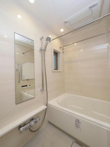 浴室 全面をベージュで統一した落ち着きのある大人の空間の浴室。ベージュ系の色合いとすることで高級感漂う中でゆったりとした落ち着いた雰囲気になります。浴室乾燥暖房機も設置されています。