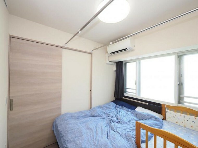 寝室 約5帖の洋室には窓もあり採光もきちんと確保されています。またクローゼットも2箇所設置されているため、長物のコートなども含め収納力が豊富です。
