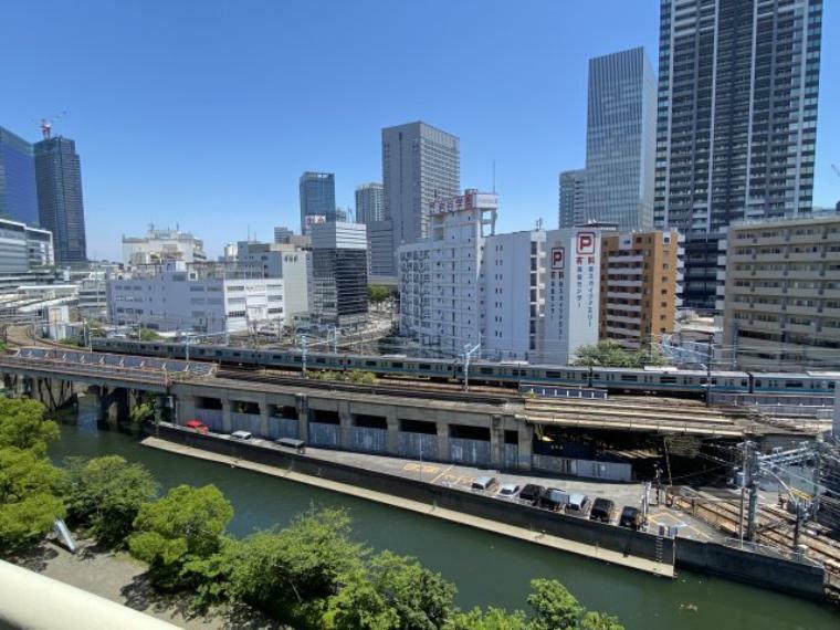 眺望 バルコニーより少し左方向。横浜駅方面を望む（JR京浜東北線）