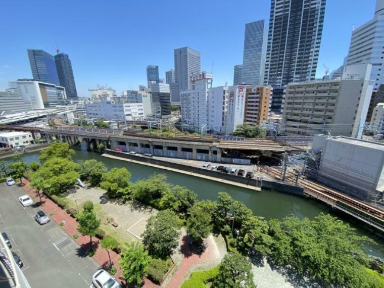 眺望 石崎川と敷地内の公園。来客用駐車場も確認できます。