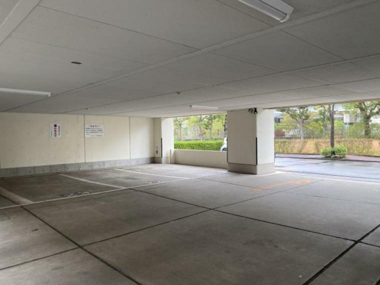 駐車場 全区画、平置きの駐車場です。ハイルーフ車の駐車も可能です。