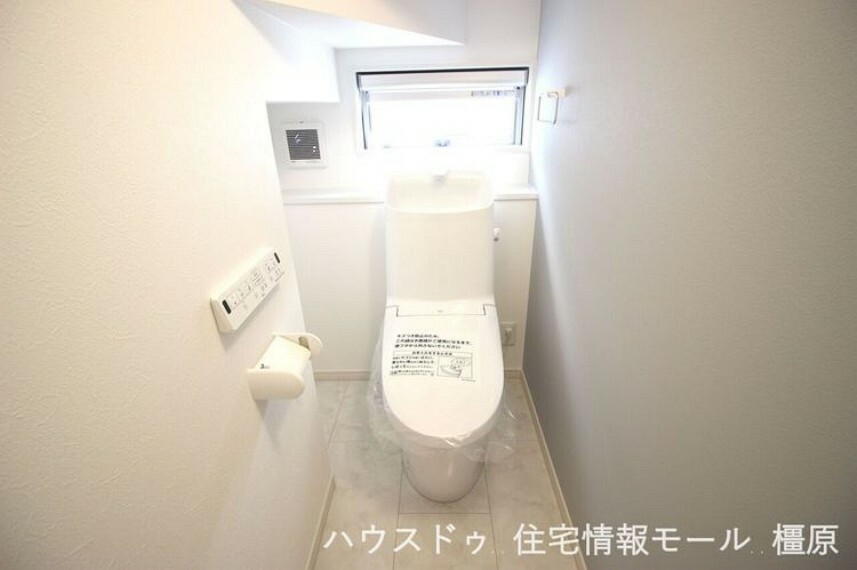 トイレ 1・2階共に温水洗浄便座を完備しました。タンク一体型でお掃除楽々。いつも清潔に保てます。