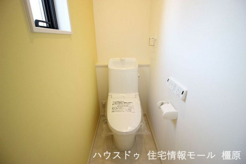 トイレ 1・2階共に温水洗浄便座を完備しました。タンク一体型でお掃除楽々。いつも清潔に保てます。