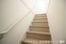 階段がリビングを通る場所にあり、帰宅されたご家族と顔を合わせやすい間取りです。