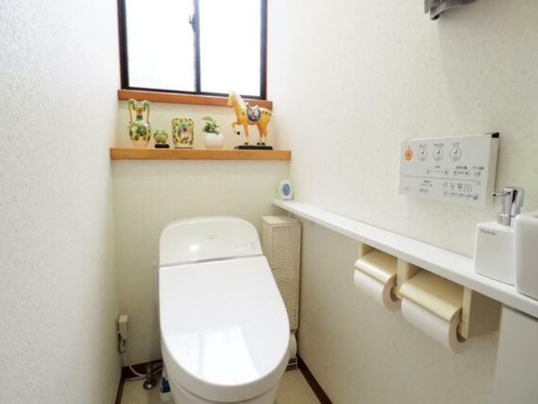 ホワイトをベースとした明るいトイレ。窓も付いてるので空気の入れ替えも楽にできます。