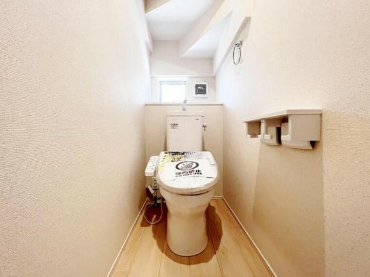 トイレ 快適に使用できる温水洗浄便座付きトイレです。1階2階それぞれにトイレがあります。