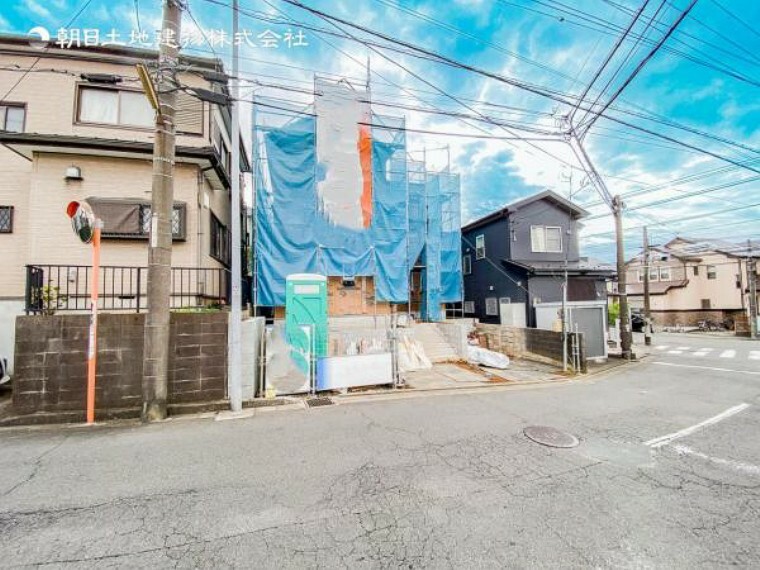 現況外観写真 【外観】閑静な住宅地に馴染む落ち着いた色合いの贅沢な空間!!毎日のお散歩も快適な緑に恵まれたエリア！