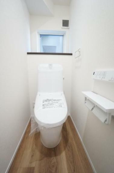 トイレ 1階2階にトイレ完備！お掃除しやすい機能や工夫が満載でスッキリコンパクト 温水洗浄便座で冬場は暖かく快適です。