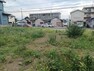 現況写真 土地の面積＝住宅面積ではありません。建ぺい率の問題などで、土地のある場所によって住宅を建てられる面積は限られています。高さもしかり、「土地」という言葉の中には、建築条件も含まれると考えておきましょう。