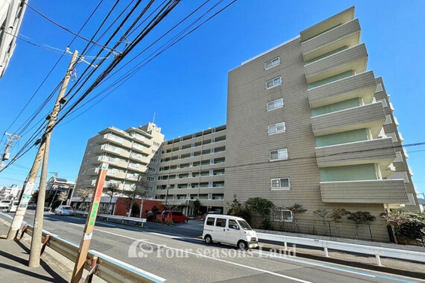 小田急電鉄江ノ島線の鵠沼海岸駅から徒歩11分のマンションです。