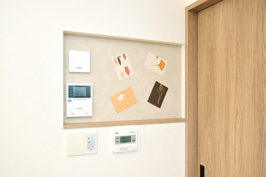 磁石で書類等を貼れる、キッチン横のマグネットニッチ（3号地モデルハウス）