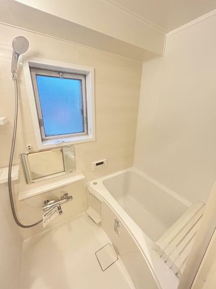 浴室は温かみのあるホワイトの浴室<BR/>窓もございますので、換気が可能です！