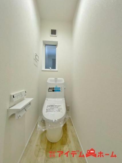 トイレ 節水型でエコなトイレには、今では当たり前のウォシュレット付き。便座を温める機能もついていて、居心地良くてトイレから出られなくなるかも！換気用に換気扇はもちろん、窓も着いているので常に快適ですね。