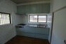 キッチン 作業スペースが広い！窓のある明るいキッチンです