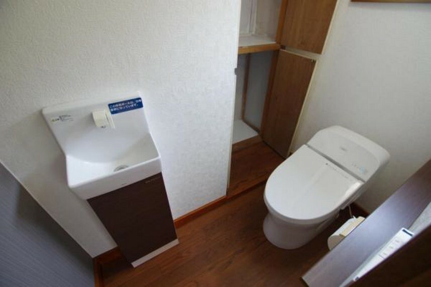 トイレ 手洗い・収納スペースの付き！採光窓のある明るいトイレ