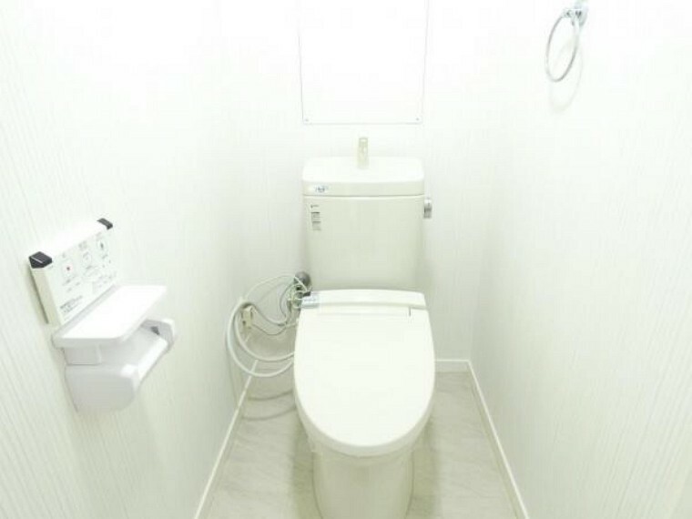白で統一された清潔感のあるトイレです。使用後すぐに手洗いが出来る手洗いタンク採用です。