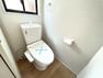 トイレ 白で統一された清潔感のある1階のトイレです。こまめな換気が可能な小窓もございます。