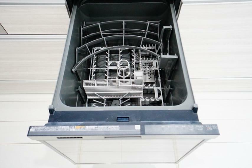 キッチン 家事の時間が短縮できるフルオープンで開けやすい食器洗い乾燥機付。食事後に家族とのくつろぎタイムをしっかり取れます。