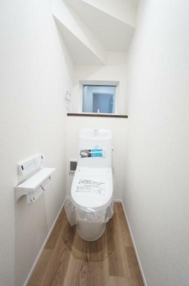 トイレ 1階2階にトイレ完備！お掃除しやすい機能や工夫が満載でスッキリコンパクト 温水洗浄便座で冬場は暖かく快適です。
