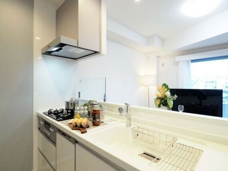 ダイニングキッチン ホワイトを基調とした清潔感のあるキッチン。使い勝手の良い設備のキッチンで効率よくお料理ができます。