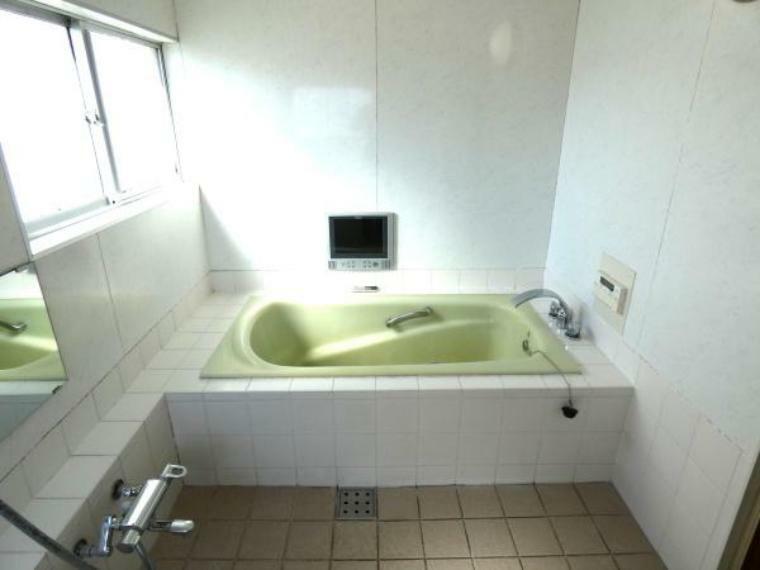 浴室 バスルームのお写真です。 飽きの来ないシンプルかつお洒落なデザインの浴室です。 日々の疲れを癒してくれる贅沢な空間となっております。