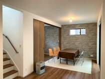 【LDK/10号棟】<BR/>家族のふれあいが自然と増える、リビングイン階段のあるLDKです。天井高2.5mで、開放感たっぷり。3.50帖の洋室Cが隣接しており、扉を開放して一体利用も可能です。