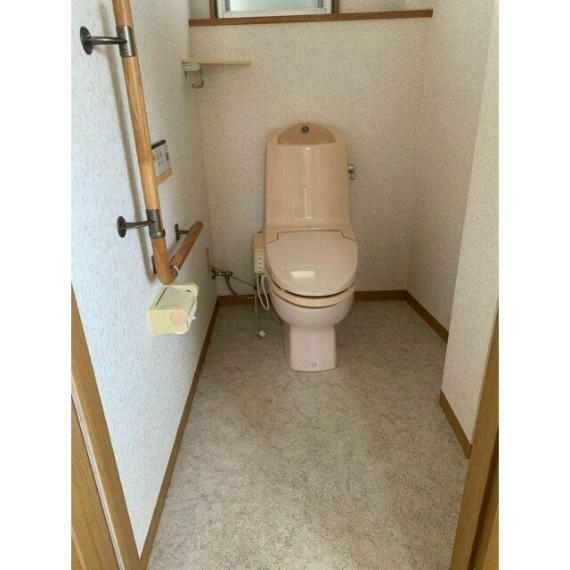 温水洗浄便座付きの快適なトイレ。