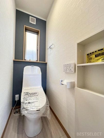 トイレ 快適な温水洗浄機能付。トイレ周りで利用する小物の収納に嬉しいニッチ収納付。